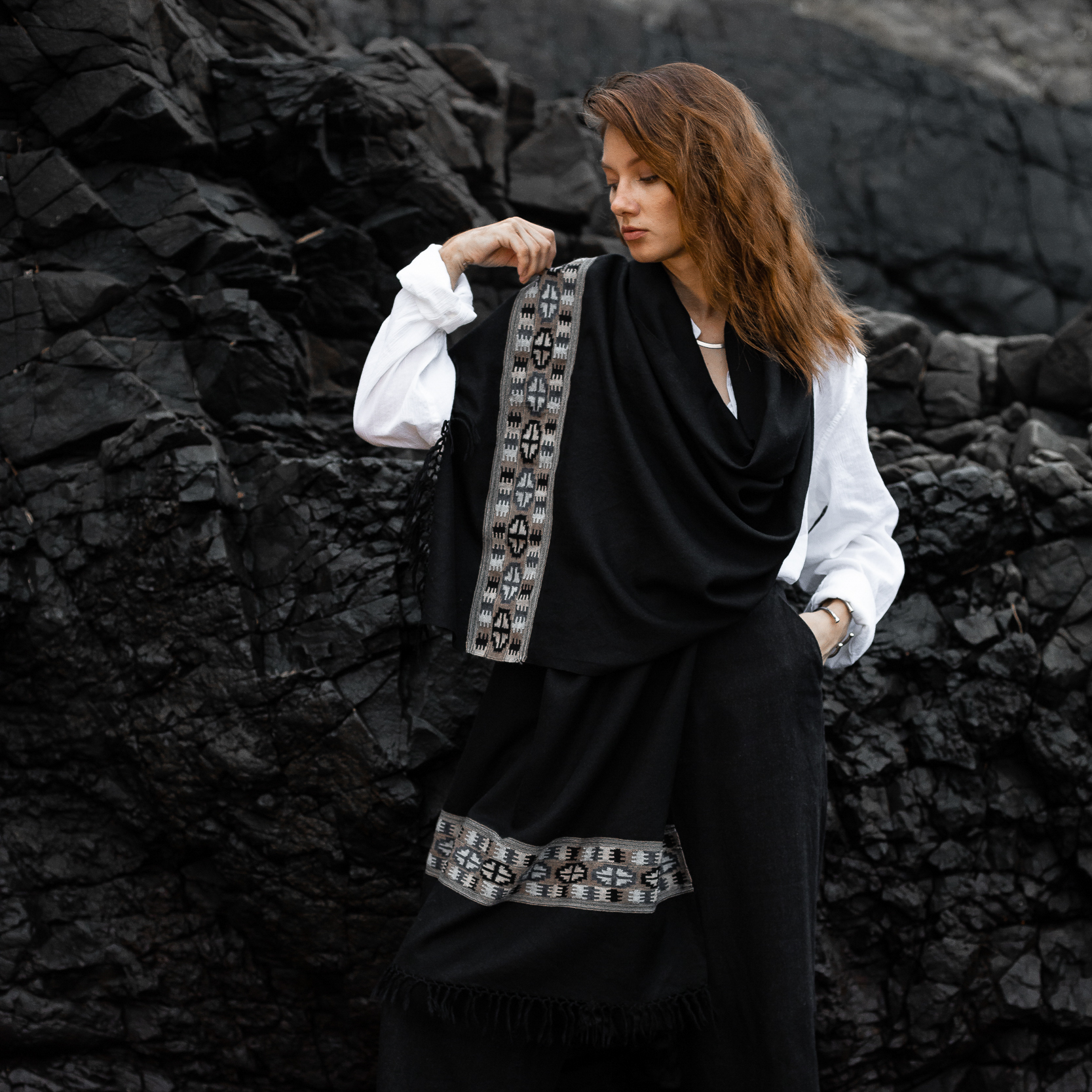 Écharpe noire avec design Radha